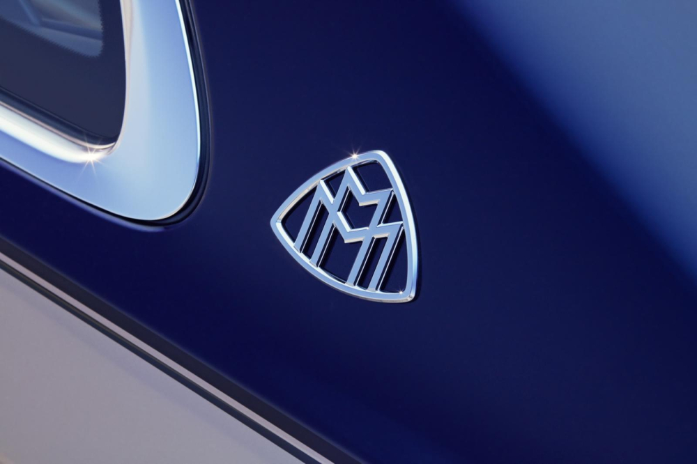 Logo Maybach trên cột C của Mercedes-Maybach S680 Haute Voiture Logo Maybach trên cột C của Mercedes-Maybach S680 Haute Voiture