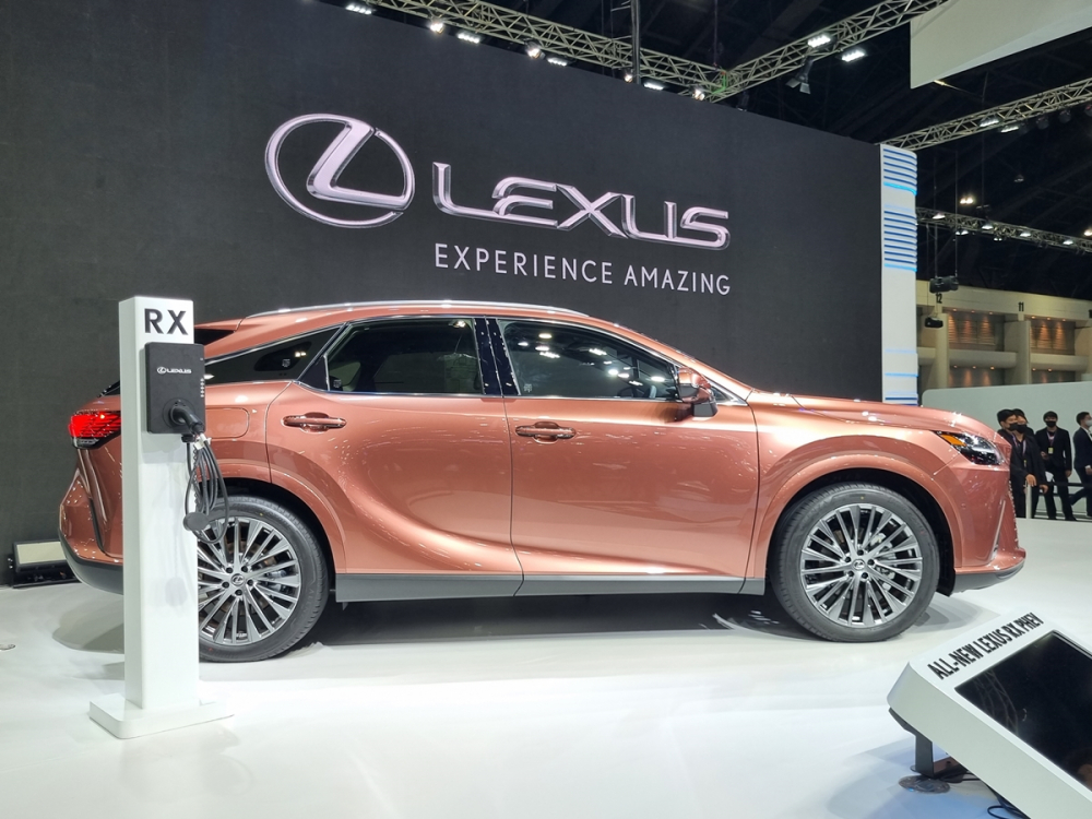 Lexus RX 450h+ 2023 sở hữu trọng tâm thấp