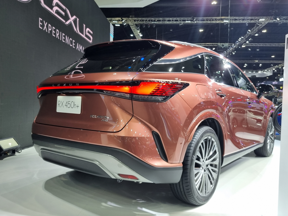Lexus RX 450h+ 2023 nhìn từ phía sau
