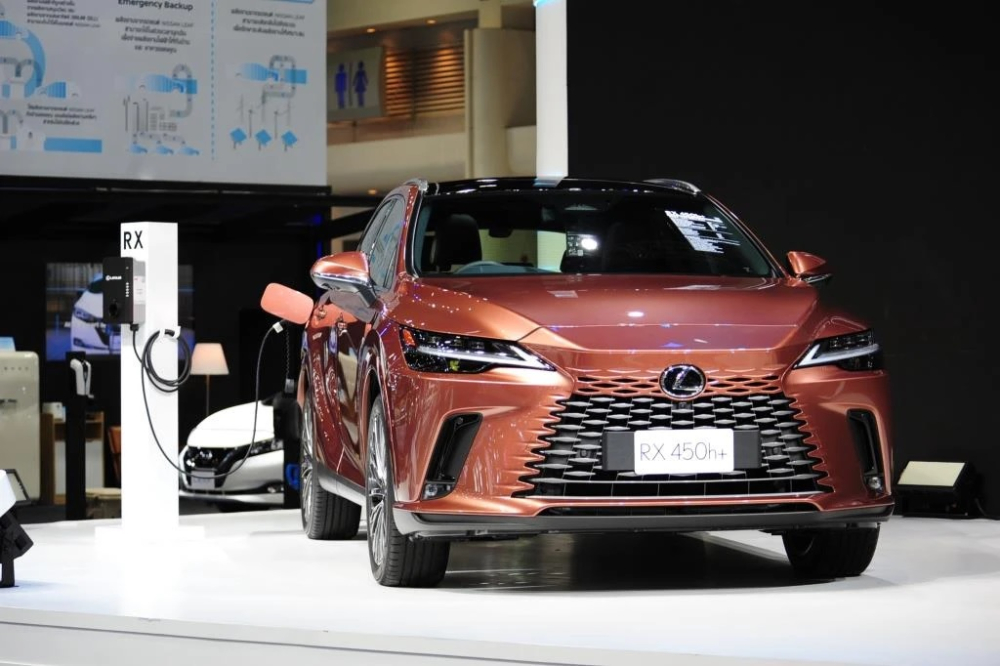 Lexus RX 450h+ 2023 ở Thái Lan được trang bị tốt