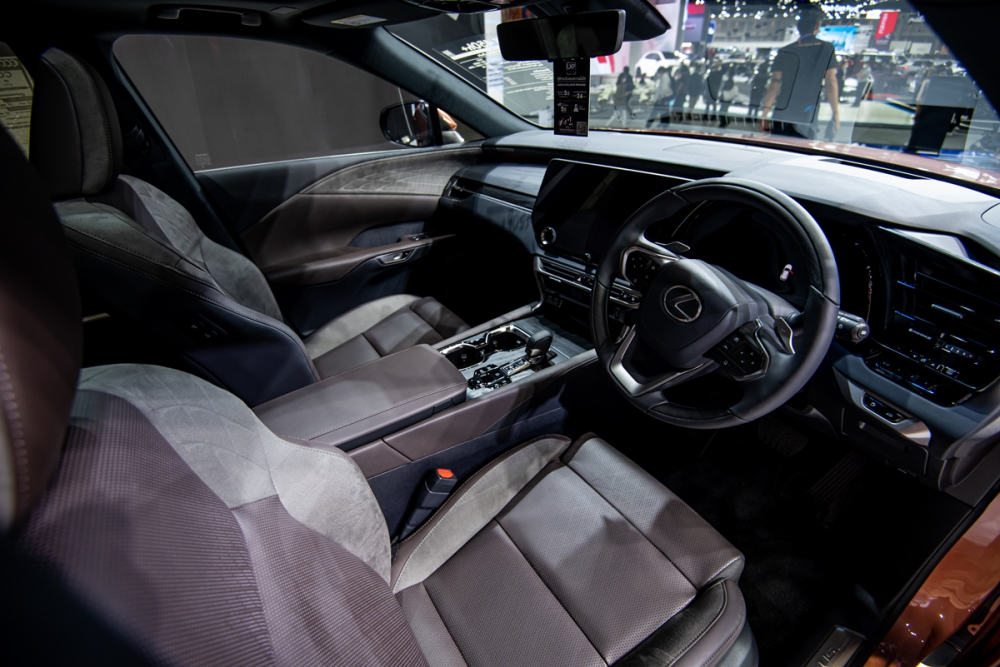 Nội thất của Lexus RX 450h+ 2023