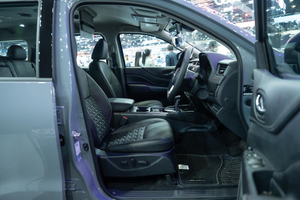 Nội thất màu đen tuyền của Nissan Terra 70th Anniversary
