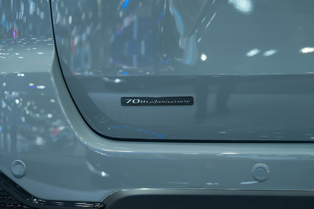 Logo 70th Anniversary trên cửa cốp của Nissan Terra phiên bản đặc biệt
