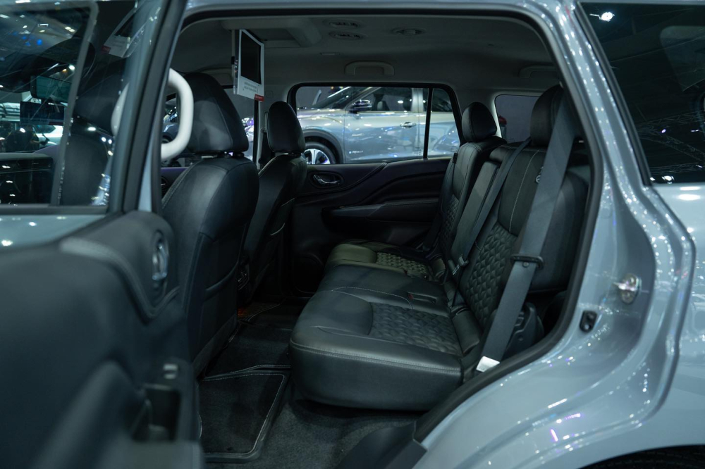 Hàng ghế sau của Nissan Terra 70th Anniversary có màn hình giải trí lắp trên trần xe