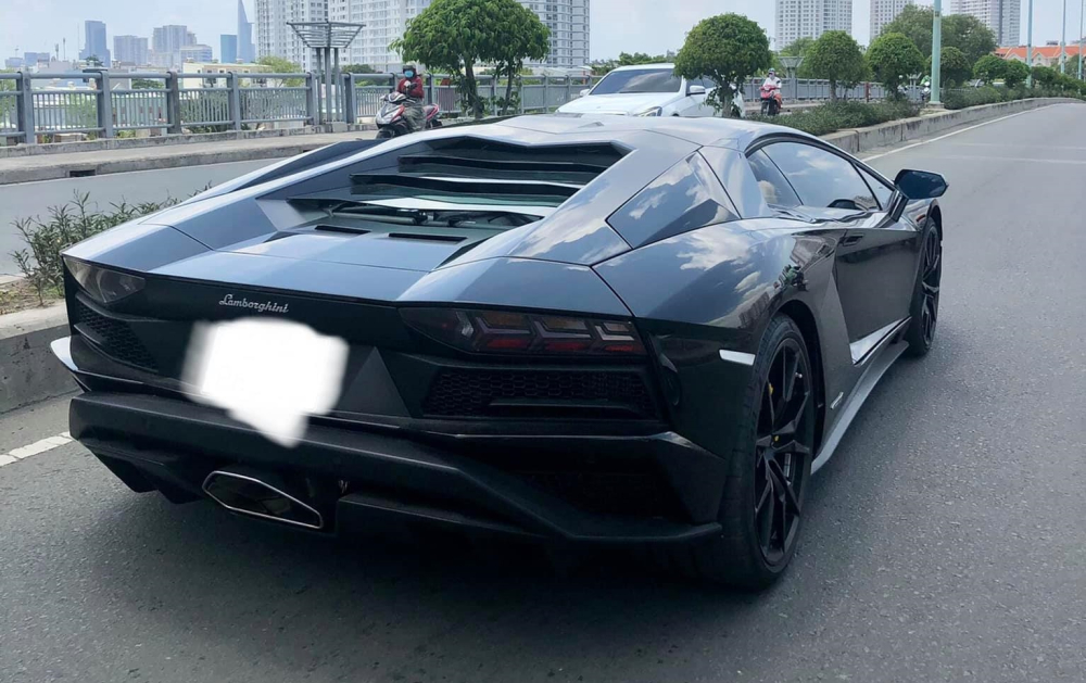 Trong năm 2022 còn có 1 xe Lamborghini Aventador S LP740-4 xuất hiện nhưng khác với chiếc màu đen nhám, siêu bò này mang màu đen bóng, đã có biển số nước ta Trong năm 2022 còn có 1 xe Lamborghini Aventador S LP740-4 xuất hiện nhưng khác với chiếc màu đen nhám, siêu bò này mang màu đen bóng, đã có biển số nước ta