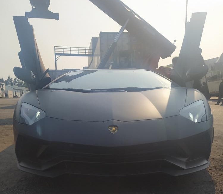 Còn đây là chiếc Lamborghini Aventador S LP740-4 màu đen nhám từng lộ ảnh xuất hiện tại cảng Hải Phòng nhưng 2 năm qua không có tung tích Còn đây là chiếc Lamborghini Aventador S LP740-4 màu đen nhám từng lộ ảnh xuất hiện tại cảng Hải Phòng nhưng 2 năm qua không có tung tích