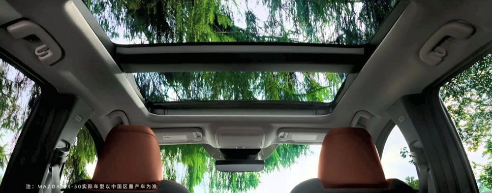 Cửa sổ trời toàn cảnh của Mazda CX-50 2023 Cửa sổ trời toàn cảnh của Mazda CX-50 2023