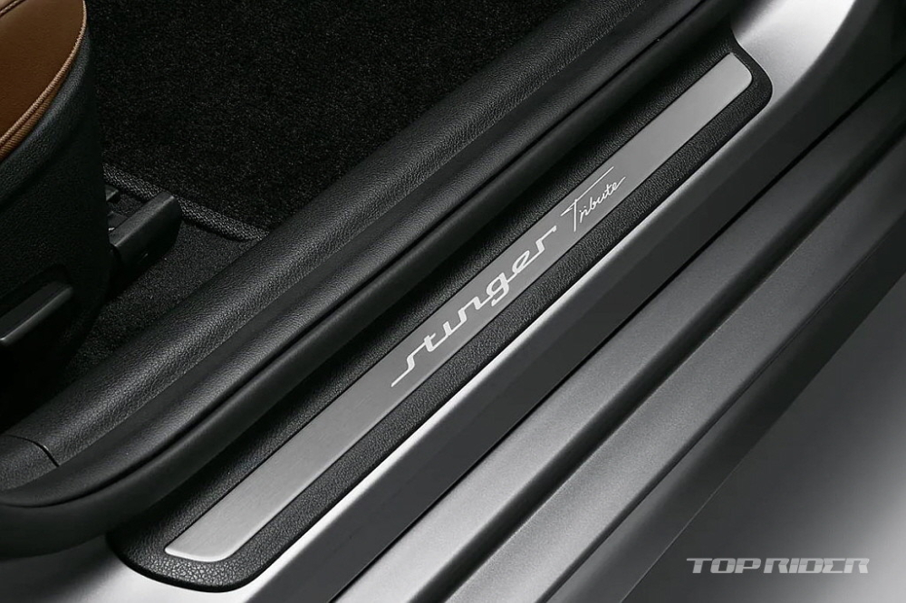 Ốp bậc cửa bên ghế lái của Kia Stinger Tribute Edition Ốp bậc cửa bên ghế lái của Kia Stinger Tribute Edition