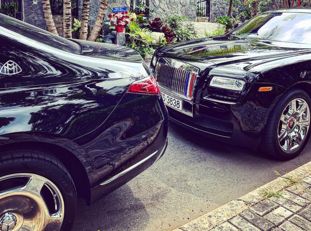 Minh Minh Nhựa chia sẻ hình ảnh nhận giao xe Mercedes-Maybach S450 4Matic 2022, phía sau là Rolls-Royce Ghost