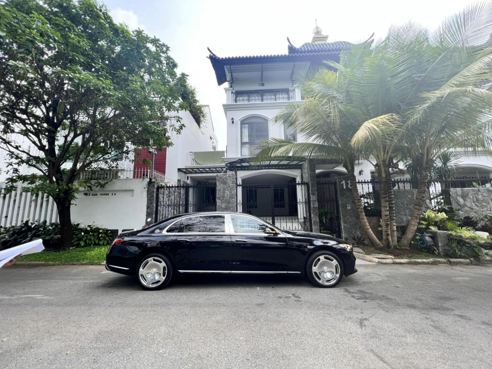 Mercedes-Maybach S450 4Matic thế hệ mới của Minh Mercedes-Maybach S450 4Matic thế hệ mới của Minh Nhựa có màu đen