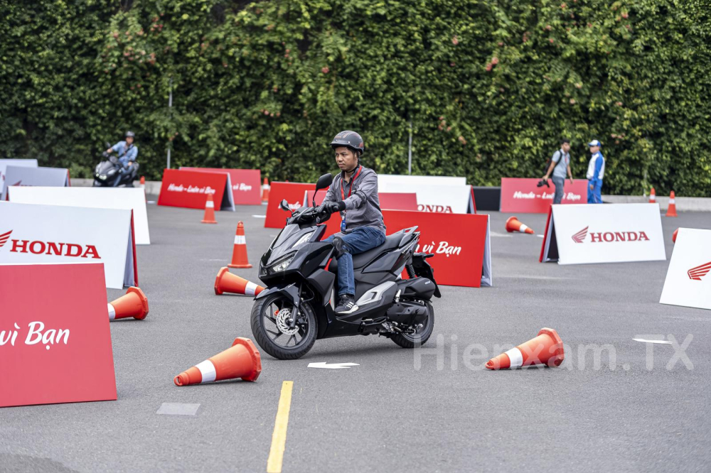 Đầu xe Honda Vario 160 nhẹ nh&agrave;ng gi&uacute;p l&aacute;i xe xử l&yacute; v&agrave;o cua linh hoạt.