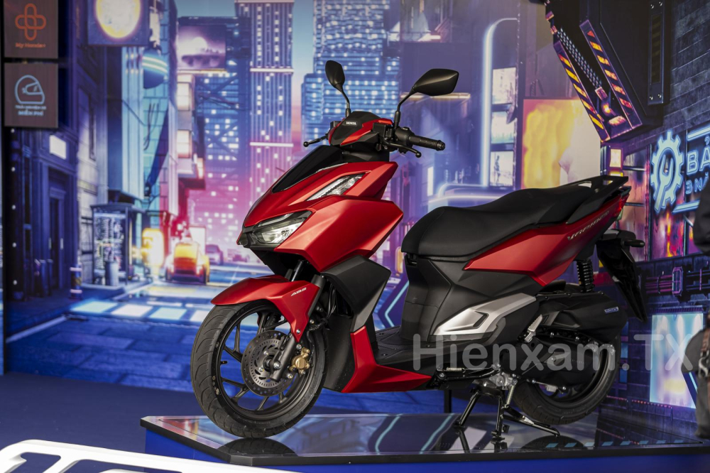 Honda Vario 160 phi&ecirc;n bản đặc biệt mang m&agrave;u sơn đỏ nh&aacute;m kết hợp với đen tạo cảm gi&aacute;c khoẻ khoắn, trẻ trung v&agrave; mạnh mẽ.