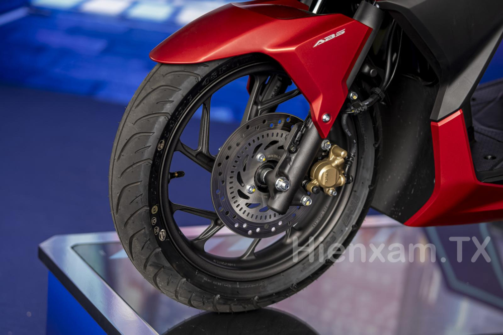 Đi k&egrave;m với đ&oacute; l&agrave; hệ thống phanh đĩa trước sau v&agrave; ABS 2 k&ecirc;nh.