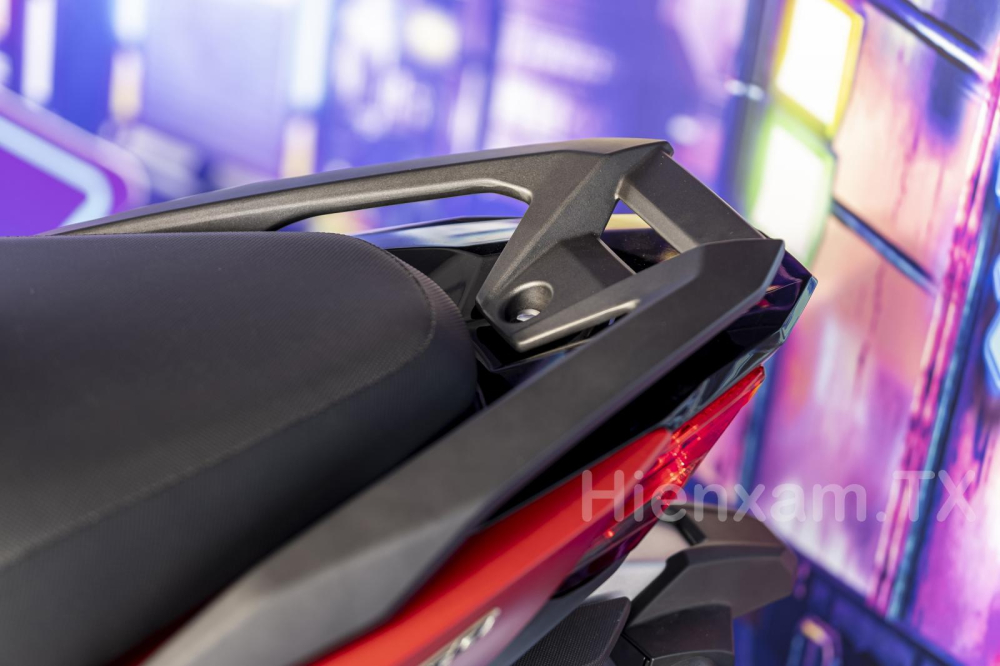 Tay x&aacute;ch sau nam t&iacute;nh gọn g&agrave;ng nhưng lại kh&ocirc;ng thuận tiện lắm khi cầm nắm.