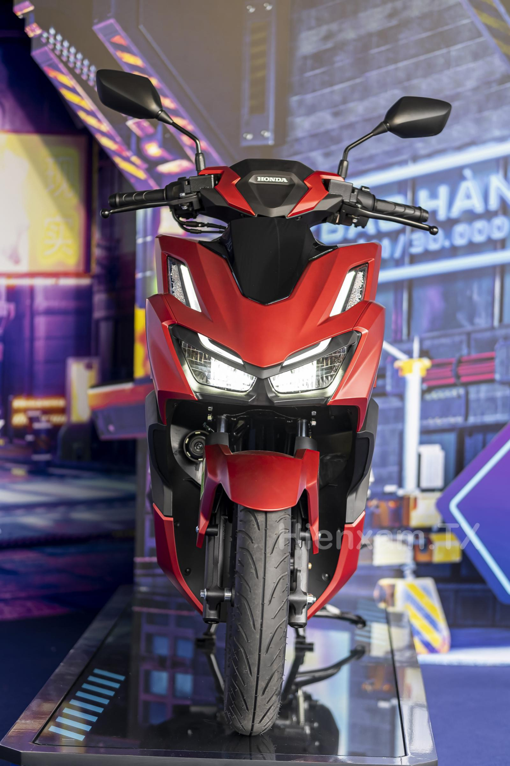 Nếu nh&igrave;n từ ph&iacute;a trước, Honda Vario 160 sở hữu những đường n&eacute;t sắc sảo tạo ấn tượng thị gi&aacute;c tốt.