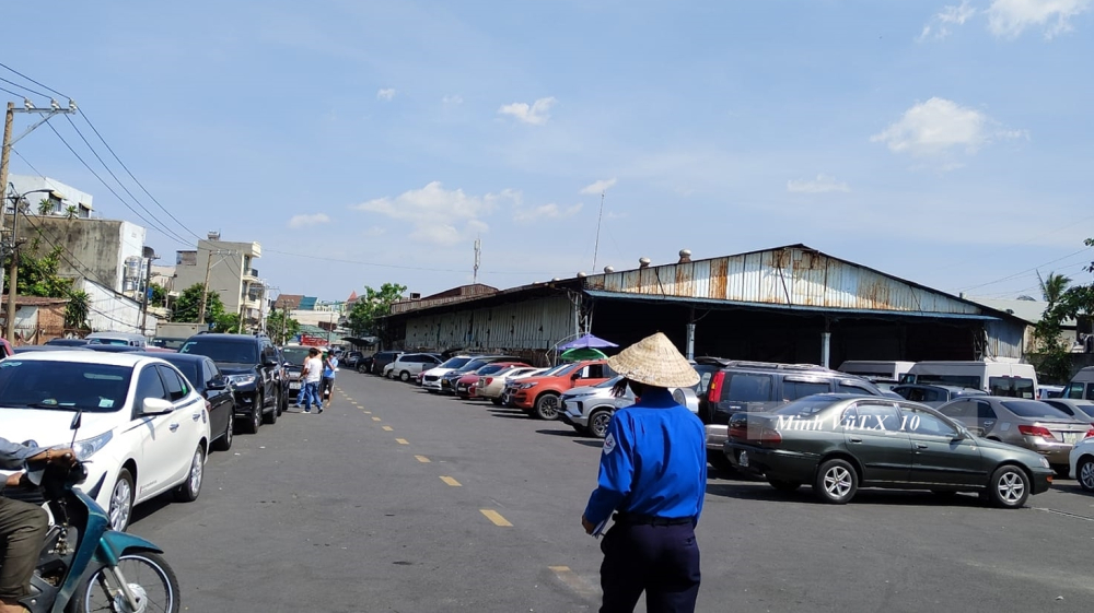 Hình ảnh này đủ cho thấy sự quá tải của trạm đăng kiểm xe ở quốc lộ 13 Hình ảnh này đủ cho thấy sự quá tải của trạm đăng kiểm xe ở quốc lộ 13