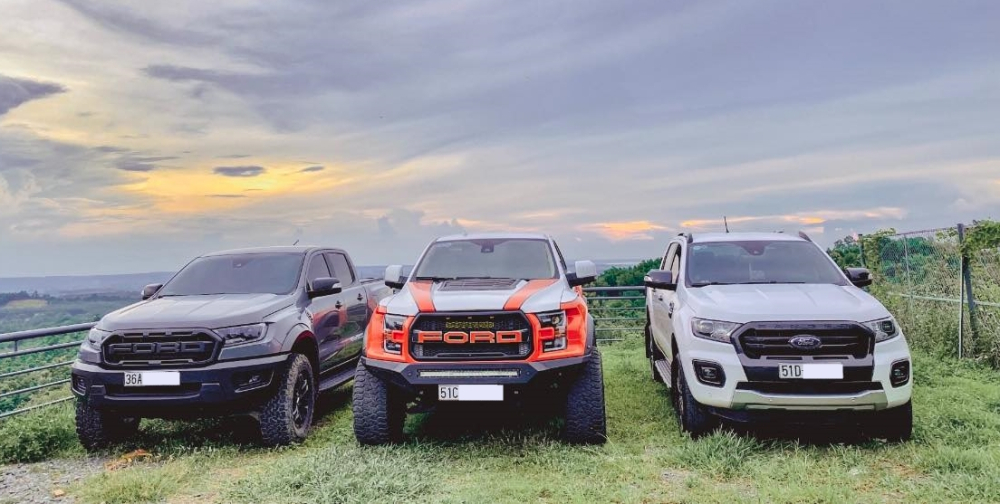 Chiếc Ford Ranger ở giữa được độ hết bài của bản F-150 Raptor và từng khiến nhiều tay chơi xe bán tải phải trầm trộ trước sự chịu chơi của chủ xe nhưng giờ đây, nếu đi đăng kiểm, chủ xe phải gửi garage về Chiếc Ford Ranger ở giữa được độ hết bài của bản F-150 Raptor và từng khiến nhiều tay chơi xe bán tải phải trầm trộ trước sự chịu chơi của chủ xe nhưng giờ đây, nếu đi đăng kiểm, chủ xe phải gửi garage về zin cũng kha khá tiền