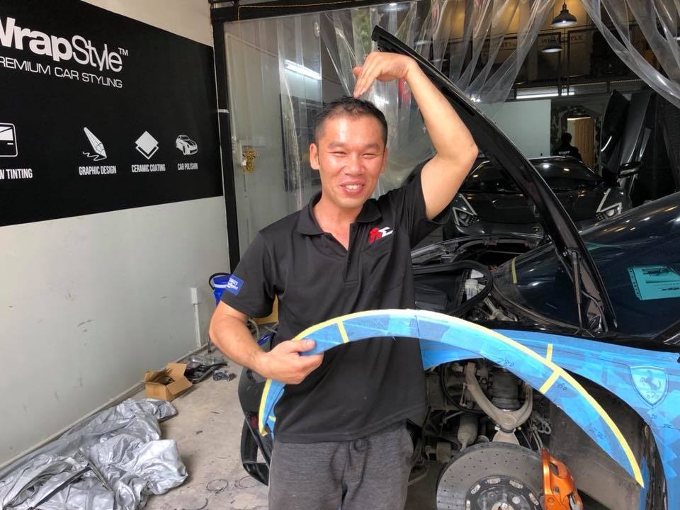 Thợ ch&iacute;nh h&atilde;ng Liberty Walk đang cắt v&ograve;m b&aacute;nh xe của Ferrari 488 GTB trước khi độ