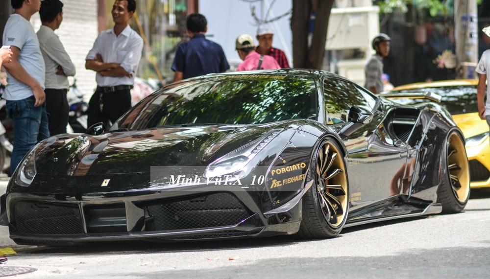 C&ograve;n với chiếc Ferrari 488 GTB n&agrave;y c&oacute; thể khiến chủ xe phải mệt mỏi nếu kh&ocirc;ng t&igrave;m được xe n&agrave;o nguy&ecirc;n bản để mượn đồ đi đăng kiểm