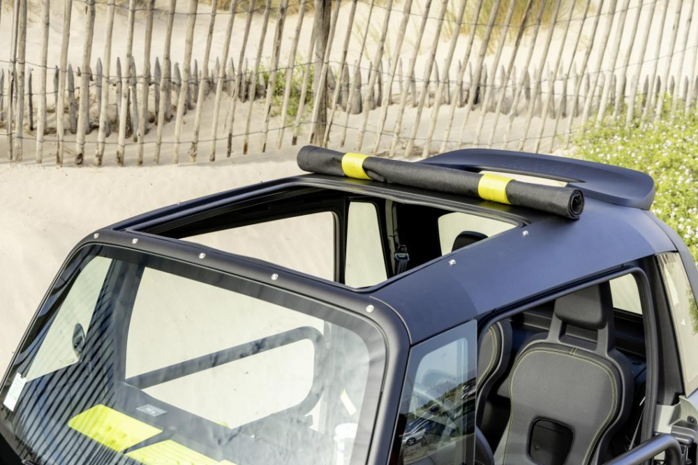 Mui bằng nỉ, mở ra bằng c&aacute;ch cuộn về ph&iacute;a sau của Citroen Ami Buggy 