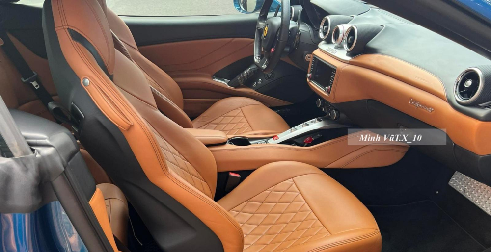 Ferrari California T l&agrave; 1 mẫu xe 2+2 n&ecirc;n h&agrave;ng ghế sau chỉ phu hợp cho trẻ con v&agrave; người lớn muốn ngồi thoải m&aacute;i kh&ocirc;ng đụng đầu, l&uacute;c n&agrave;y chiếc mui xếp cứng phải được hạ xuống