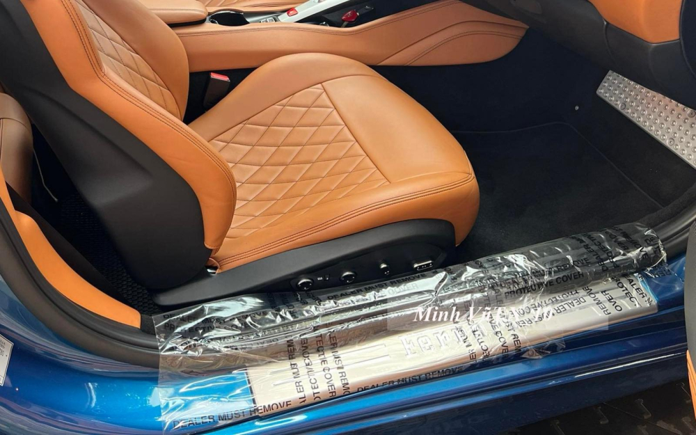 Nội thất chiếc xe Ferrari California T n&agrave;y c&ograve;n kh&aacute; mới