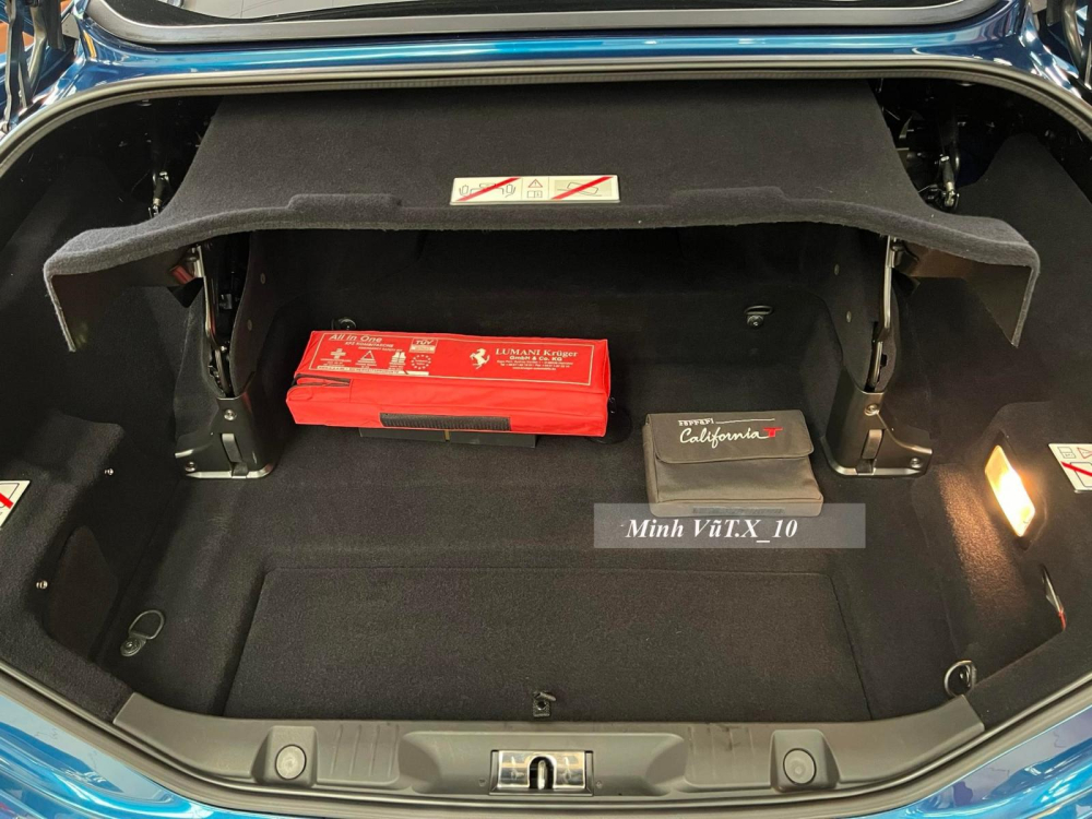 Khoang h&agrave;nh l&yacute; của xe Ferrari California T 