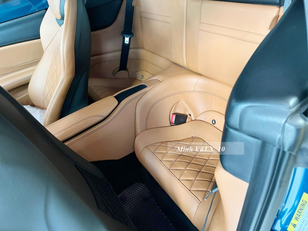 V&igrave; thế h&agrave;ng ghế sau chỉ ph&ugrave; hợp cho trẻ con v&agrave; người lớn muốn ngồi thoải m&aacute;i kh&ocirc;ng đụng đầu, l&uacute;c n&agrave;y chiếc mui xếp cứng phải được hạ xuống