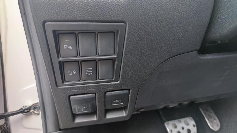 Toyota Hilux GR Sport còn có bộ bàn đạp bằng kim loại Toyota Hilux GR Sport còn có bộ bàn đạp bằng kim loại