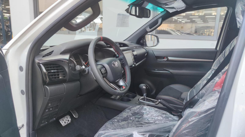 Ghế của chiếc Toyota Hilux GR Sport vẫn còn bọc ni lông Ghế của chiếc Toyota Hilux GR Sport vẫn còn bọc ni lông