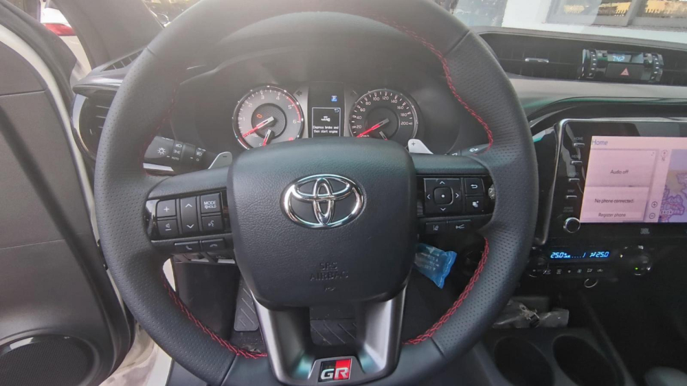 Vô lăng GR của chiếc Toyota Hilux GR Sport Vô lăng GR của chiếc Toyota Hilux GR Sport