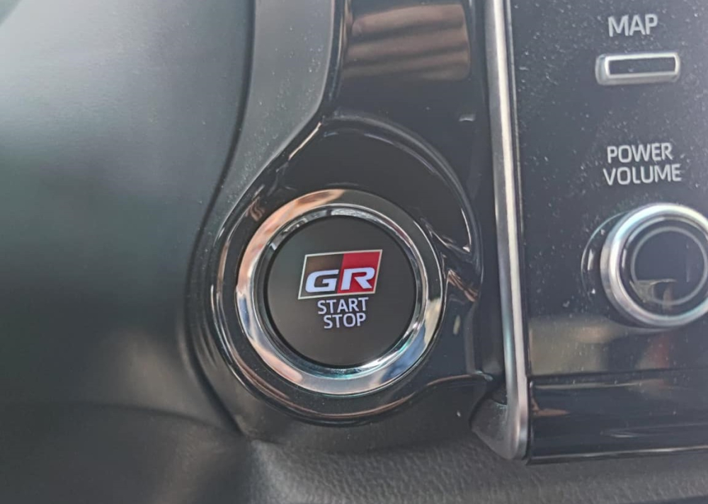 Nút bấm khởi động máy của chiếc Toyota Hilux GR Sport Nút bấm khởi động máy của chiếc Toyota Hilux GR Sport