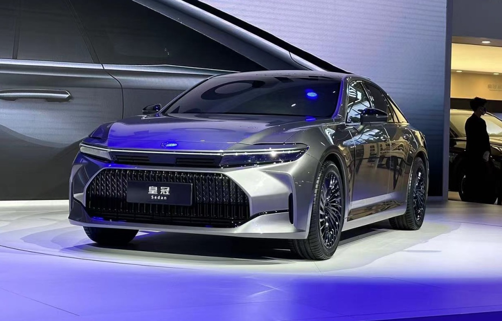 Sau Nhật Bản, thế hệ mới của xe bộ trưởng Toyota Crown Sedan ra mắt tại thị trường s&aacute;t với Việt Nam