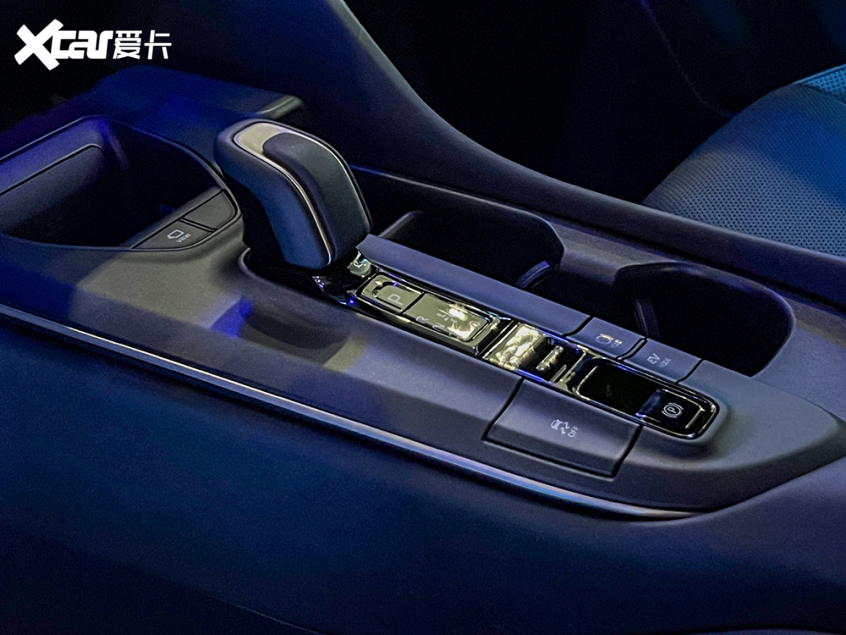 Cụm điều khiển trung t&acirc;m của Toyota Crown Crossover