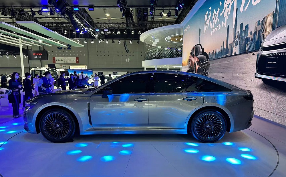 Toyota Crown Sedan tăng k&iacute;ch thước so với thế hệ cũ