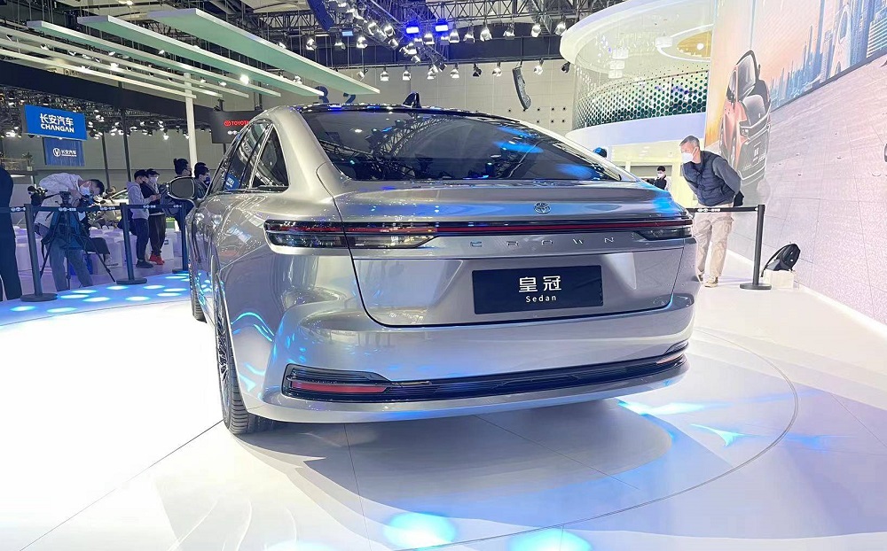 Thiết kế đằng sau của Toyota Crown Sedan