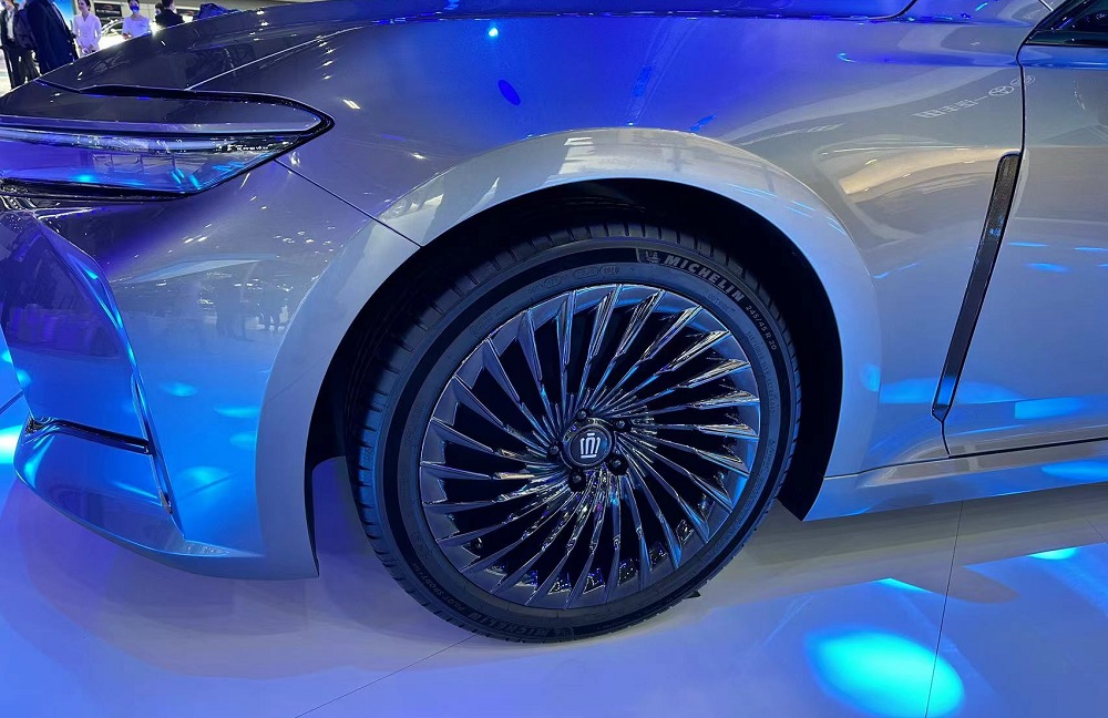 V&agrave;nh đa chấu của Toyota Crown Sedan