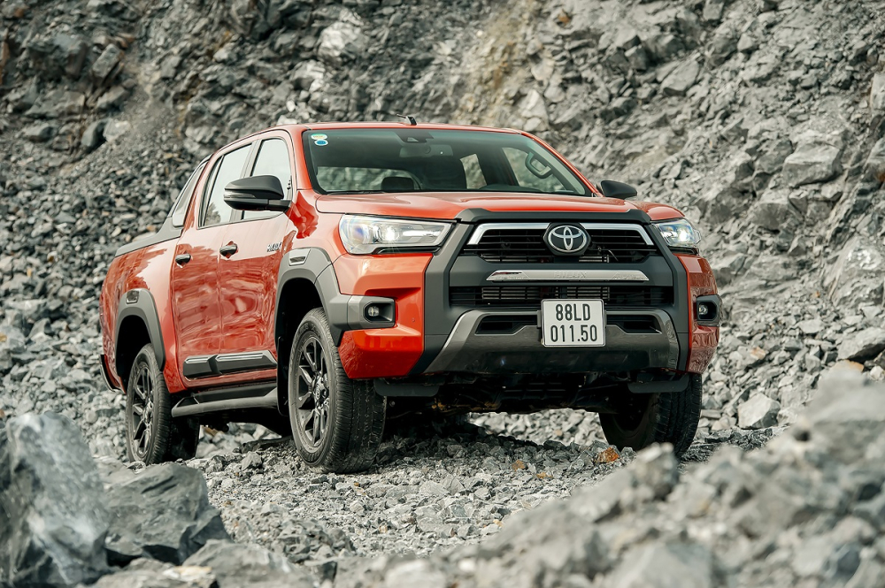 Toyota Hilux 2023 được b&aacute;n trở lại tại Việt Nam v&agrave;o th&aacute;ng 3, mở đầu l&agrave; bản 2.4 4x2 AT c&oacute; gi&aacute; 852 triệu đồng