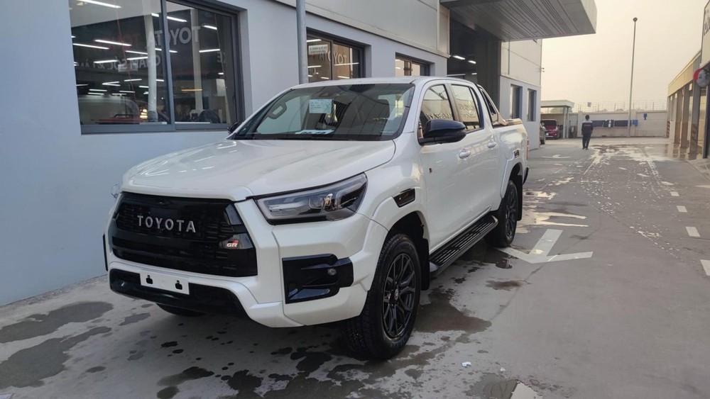 Chiếc Toyota Hilux GR Sport đang được rao b&aacute;n tại Việt Nam