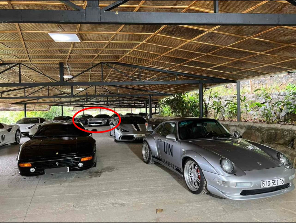 Ferrari 458 Italia độ Liberty Walk xuất hiện trong garage xe ở T&acirc;y Nguy&ecirc;n của &ocirc;ng Vũ