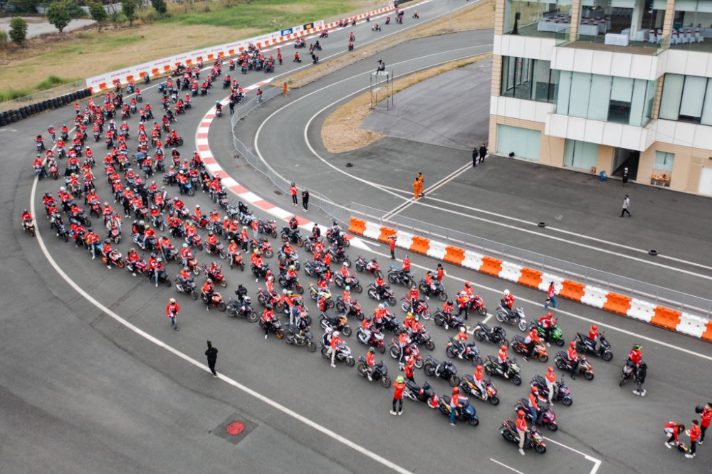 Mở màn cho sự kiện “Honda Thanks Day trong ngày 31 tháng 12 năm 2022 là cuộc đổ bộ của hàng loạt dàn xe phân khối lớn, xe máy phổ thông và ô tô của HVN trên đường đua F1, mang đến cho khán giả những khoảnh khắc đầy phấn khích và mãn nhãn. Mở màn cho sự kiện “Honda Thanks Day trong ngày 31 tháng 12 năm 2022 là cuộc đổ bộ của hàng loạt dàn xe phân khối lớn, xe máy phổ thông và ô tô của HVN trên đường đua F1, mang đến cho khán giả những khoảnh khắc đầy phấn khích và mãn nhãn.