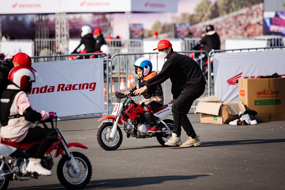 Các bạn nhỏ có cơ hội trải nghiệm lái xe CRF50F và mô tô thể thao trẻ em, Các bạn nhỏ có cơ hội trải nghiệm lái xe CRF50F và mô tô thể thao trẻ em,