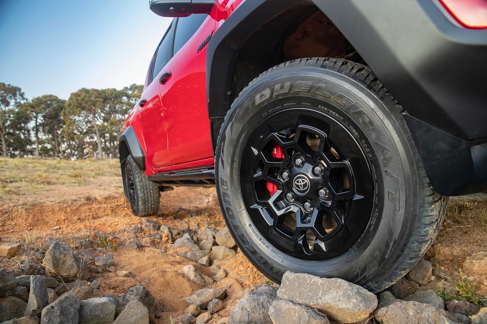 Toyota Hilux GR Sport 2023 sở hữu đĩa phanh ở 4 bánh với đường kính lớn hơn bản thường Toyota Hilux GR Sport 2023 sở hữu đĩa phanh ở 4 bánh với đường kính lớn hơn bản thường