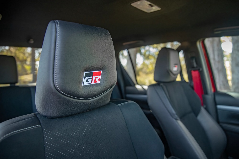 Logo GR trên tựa đầu ghế của Toyota Hilux GR Sport 2023 Logo GR trên tựa đầu ghế của Toyota Hilux GR Sport 2023