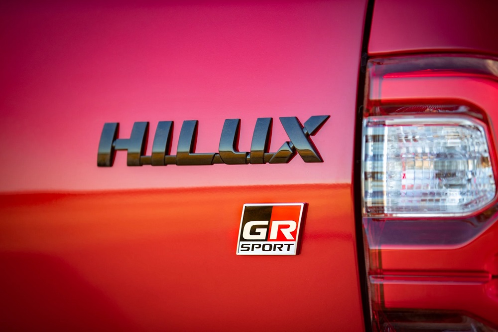 Logo GR trên cửa thùng sau của Toyota Hilux GR Sport 2023 Logo GR trên cửa thùng sau của Toyota Hilux GR Sport 2023