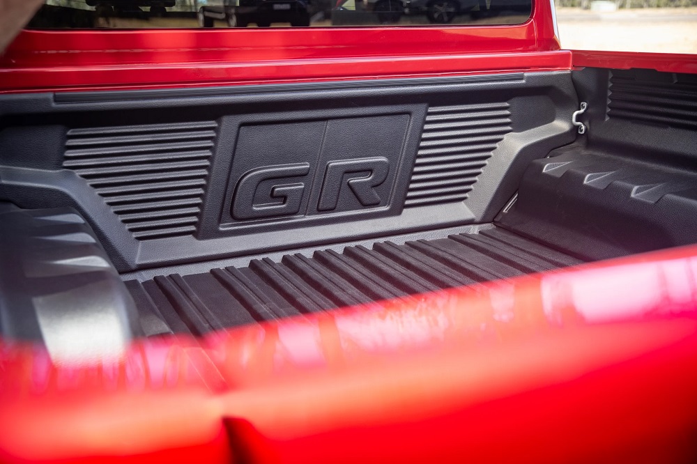 Logo GR trong thùng sau của Toyota Hilux GR Sport 2023 Logo GR trong thùng sau của Toyota Hilux GR Sport 2023