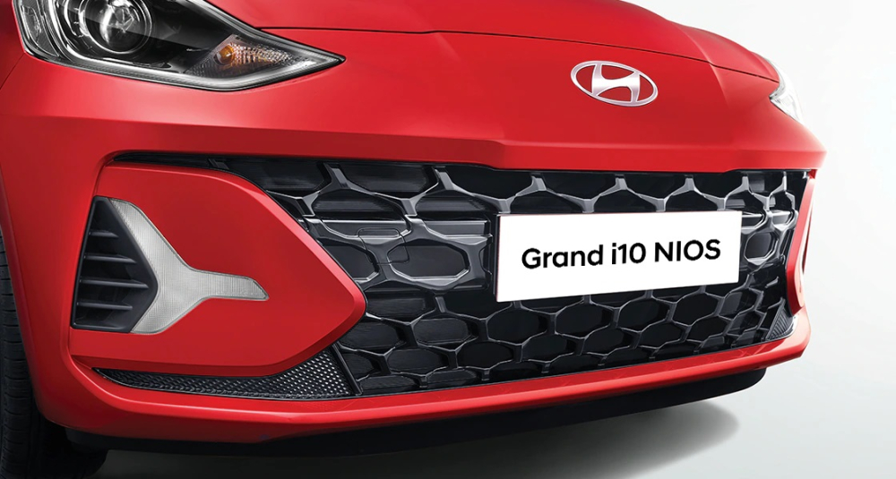 Lưới tản nhiệt mới v&agrave; rộng hơn của Hyundai Grand i10 2023