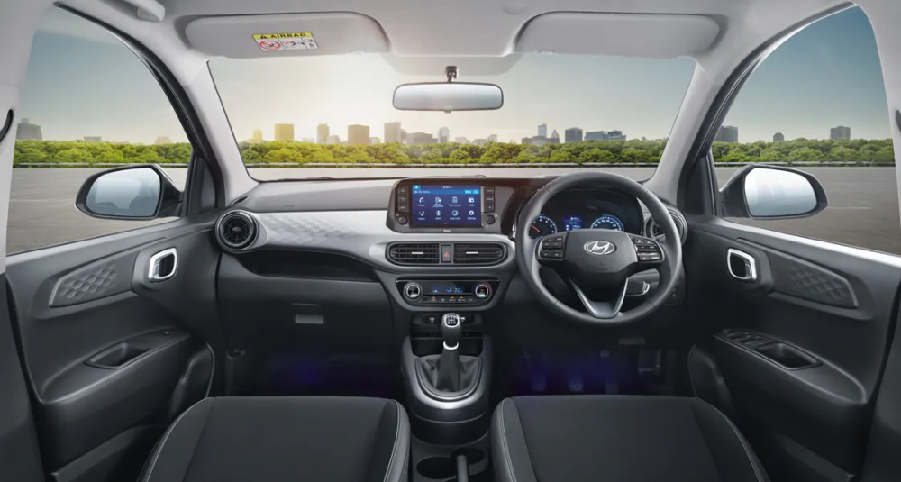 Nội thất m&agrave;u đen với những điểm nhấn tương phản của Hyundai Grand i10 2023a