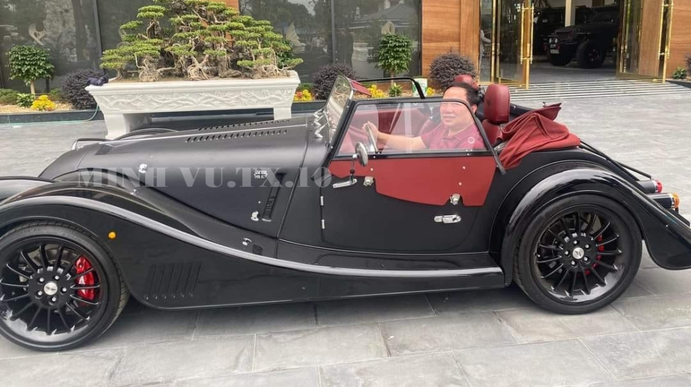 Chiếc xe Morgan Plus Six n&agrave;y c&oacute; m&agrave;u đen
