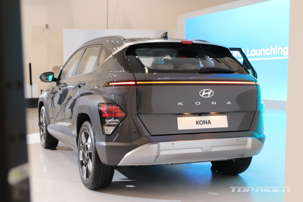 Hyundai Kona 2024 nh&igrave;n từ ph&iacute;a sau
